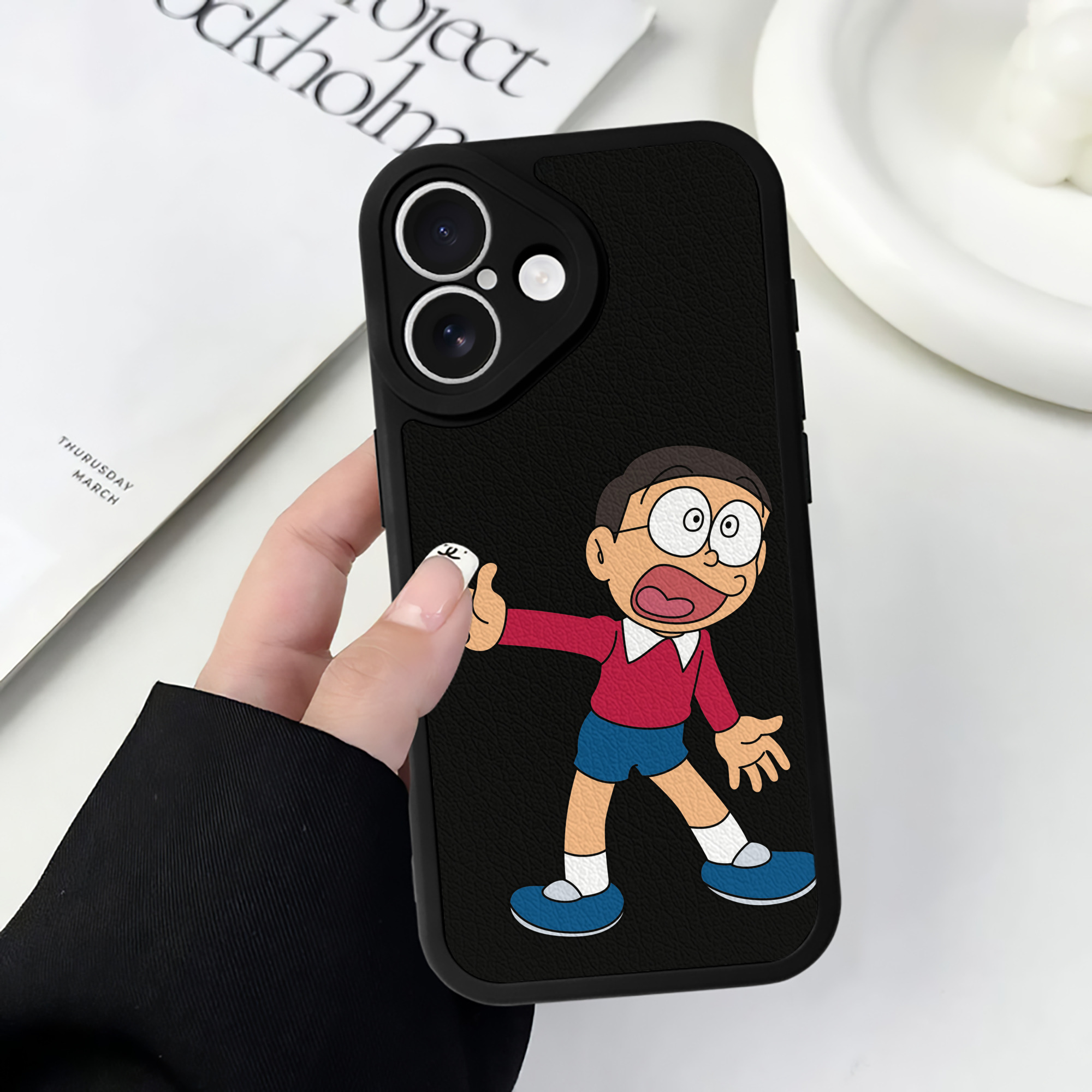 （画像用） ドラえもん 野比 のび太 Doraemon Nobita Nobi 【iPhone 16シリーズ対応】シリコンスマホケース（レザー調） 材質：シリコン
